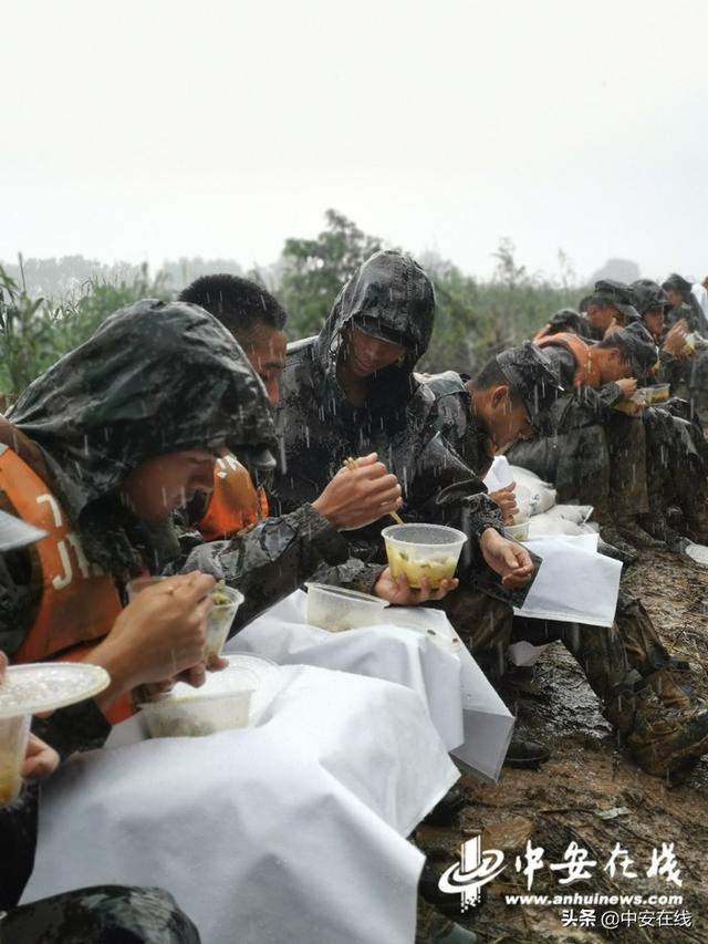 感动！抗洪官兵满身泥泞在雨中吃午饭