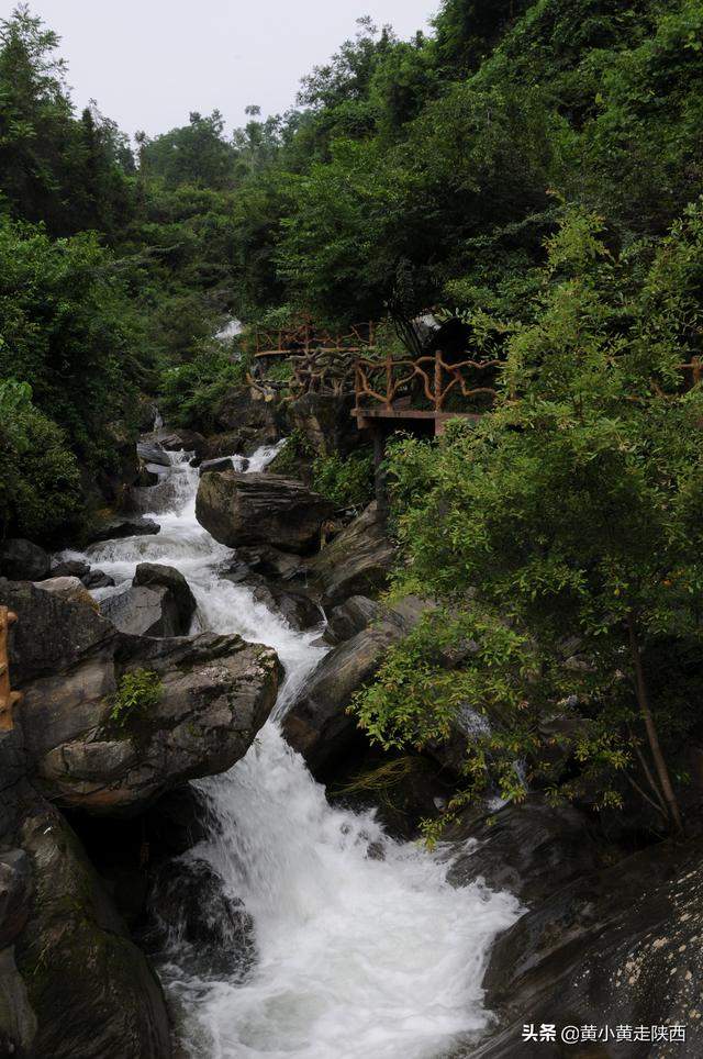 闯入秦岭云朵上的村落！地图上没有公路，抵达先要经过神秘大峡谷