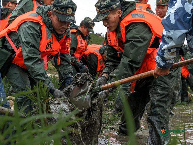 安徽马鞍山：武警官兵保卫牛屯河