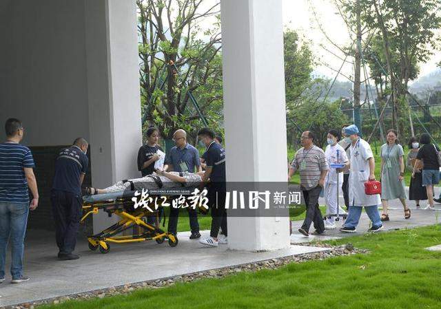 学霸儿子被担架抬进高考考场，宁波妈妈深夜发文鼓励，催人泪下