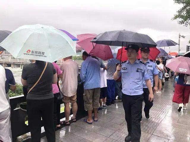 九孔泄洪后，建德城区怎么样了？凉亭四角被淹，地下商业街紧急封堵