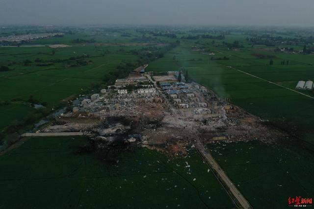 四川广汉鞭炮厂爆炸现场独家航拍：大火今晨5时扑灭，周边稻田秧苗被烧焦