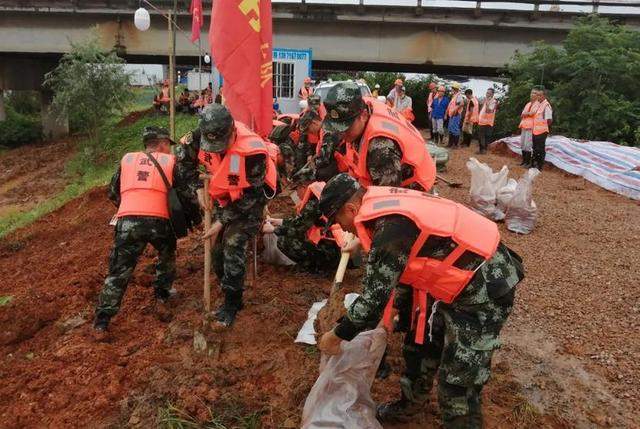 中部战区部队紧急驰援湖北执行抗洪抢险任务