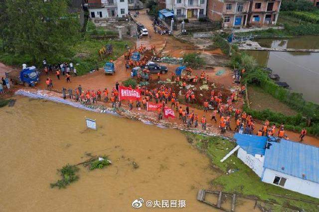 鄱阳湖沿线数千官兵抗洪抢险