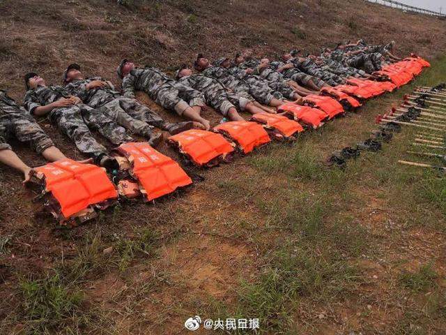 鄱阳湖沿线数千官兵抗洪抢险