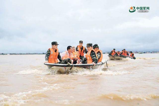 子弟兵奋战抗洪一线，为人民生命安全撑起“安全伞”