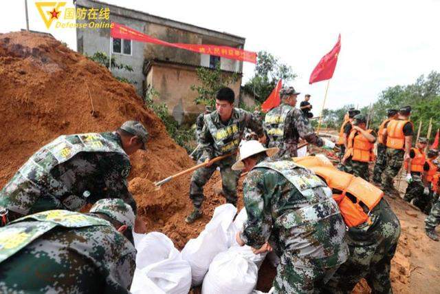 抗洪前线大婶拦住司令员：孩子们都不肯收，我就找你这个年纪最大的“迷彩服”