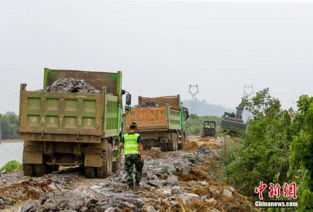 直击湖北阳新抢险：大型直升机空投封堵溃口