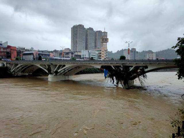 海报直击丨湖北恩施水淹州城：一日内河水暴涨数米，20分钟淹没一层商铺