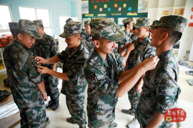 抗洪官兵发新衣了