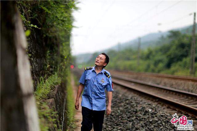 中国发布丨重庆深山铁路小站建站68年：6名铁路人坚守 村民半价卖菜