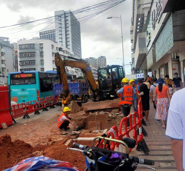 深圳道路挖不停，打工者：感觉自己住在工地旁边，烦得很