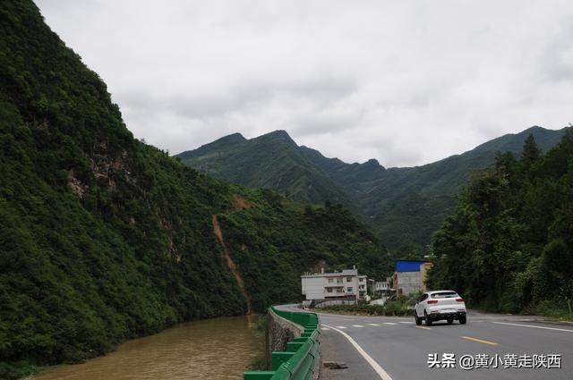 闯入秦岭云朵上的村落！地图上没有公路，抵达先要经过神秘大峡谷