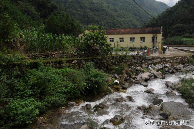 闯入秦岭云朵上的村落！地图上没有公路，抵达先要经过神秘大峡谷