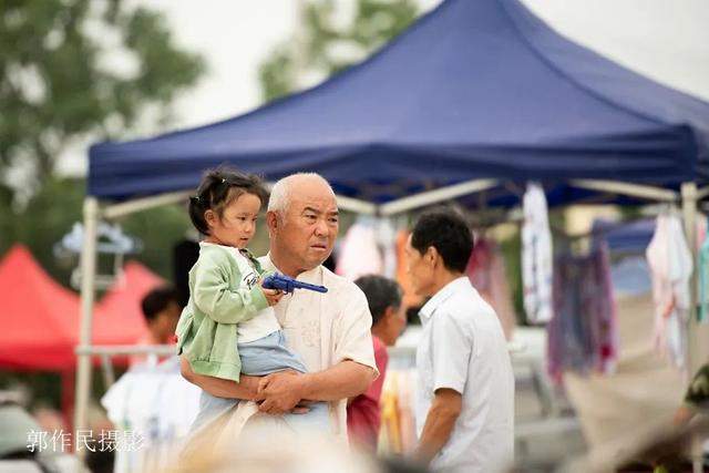 灵宝：涧口集市上的地摊儿