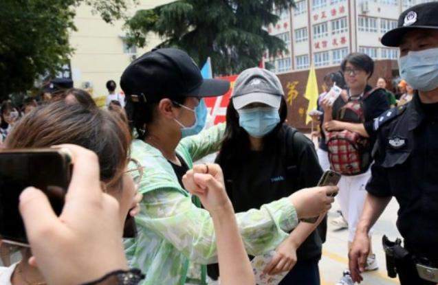 张子枫高考，却被同考场学生抓拍，怼脸镜头下皮肤状态不像18岁