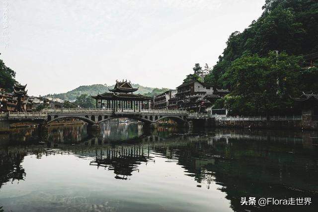 凤凰古城的日与夜 | 避开人潮，领略黄永玉笔下的中国最美小城