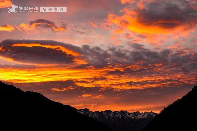 “上有天堂，下有雨崩”，以雪山湖泊相邀，共赴一场心灵远足