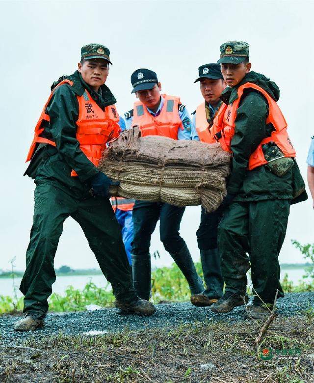 安徽马鞍山：武警官兵保卫牛屯河