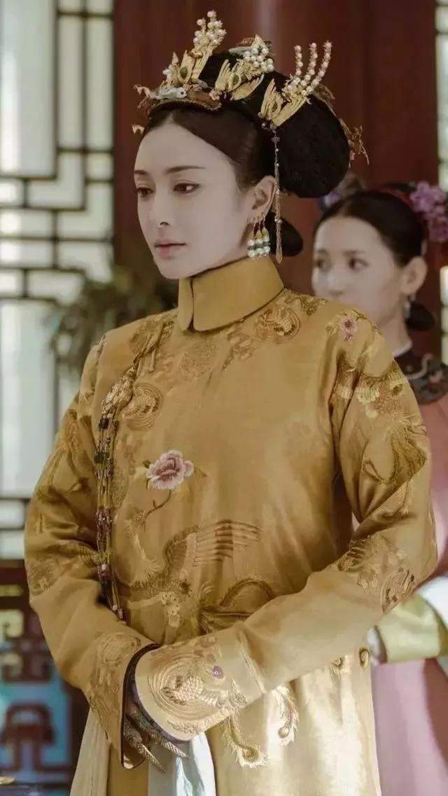 秦岚又缝衣服了，简直是被演戏耽误的娱乐圈第一女裁缝了