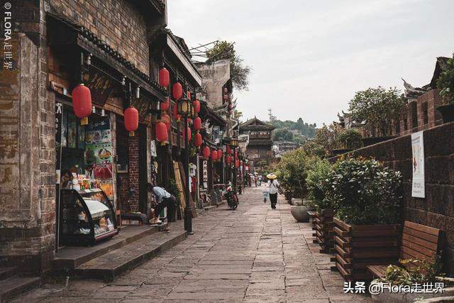 凤凰古城的日与夜 | 避开人潮，领略黄永玉笔下的中国最美小城