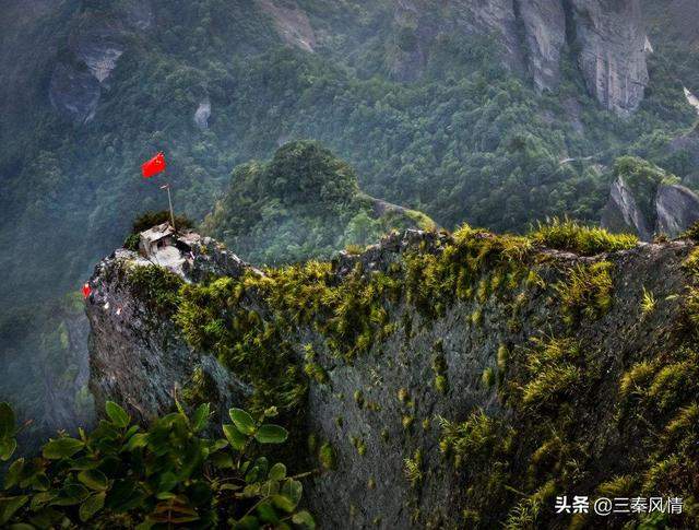 广西和湖南共有的景区，波澜壮阔很壮观，曾矛盾不断，现和睦相处