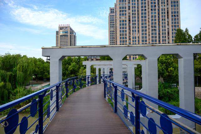 江苏这个城市很神奇，地处南北分界线上，为此建造了一座标志园