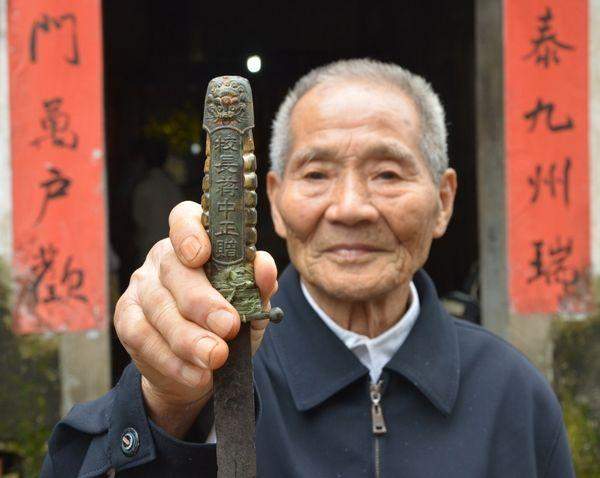 抗战胜利后，抗日老兵把勋章埋地下，35年后挖出来成了这个样子