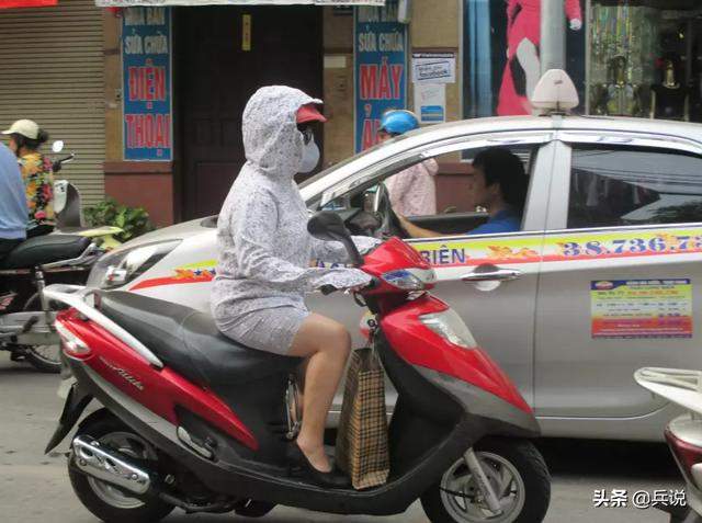 老兵重返越南，寻访昔日战场：泥巴房没变，村寨多陵墓