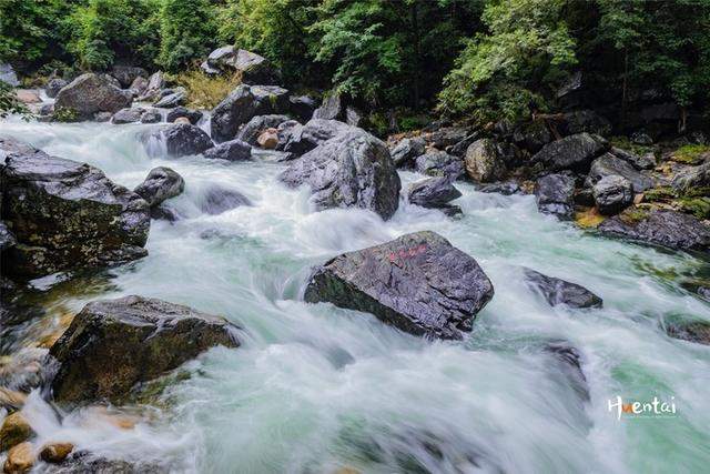 一下雨石台就成了仙境，安徽这座小县城，美景早晚藏不住