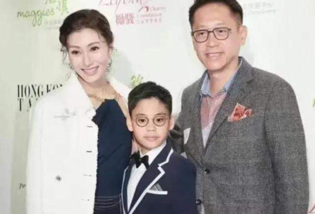 妈妈是李嘉欣，爸爸许晋亨，“试管”儿子的长相一言难尽