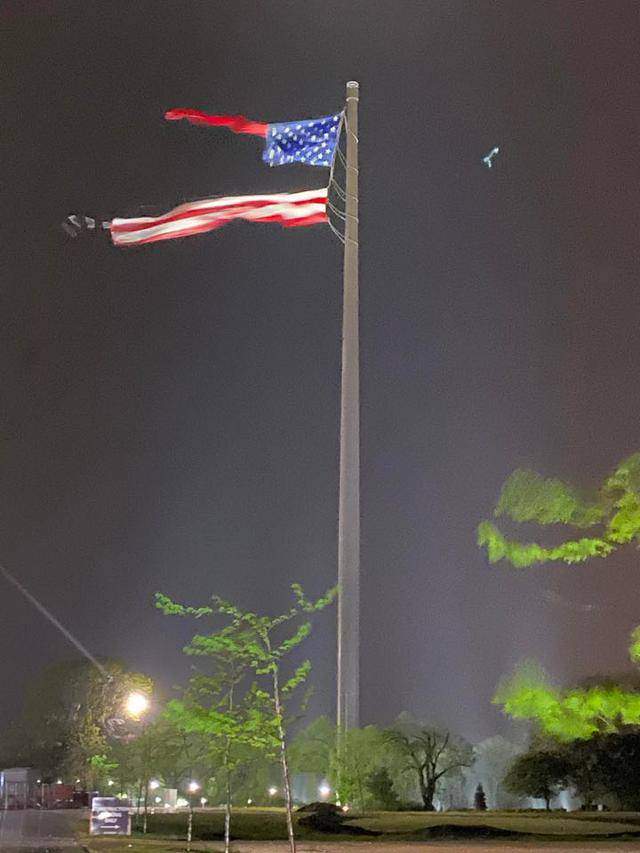 美国最大国旗被雷劈成两半，网友说这是生动的隐喻