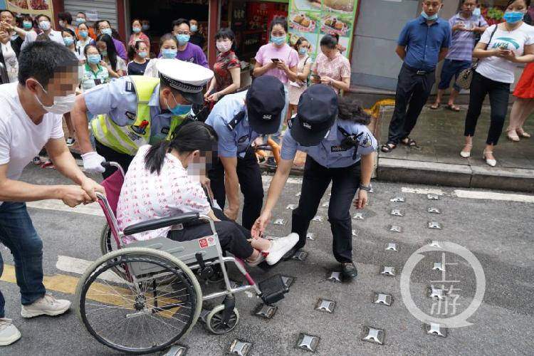 民警和保安护送轮椅考生进考场