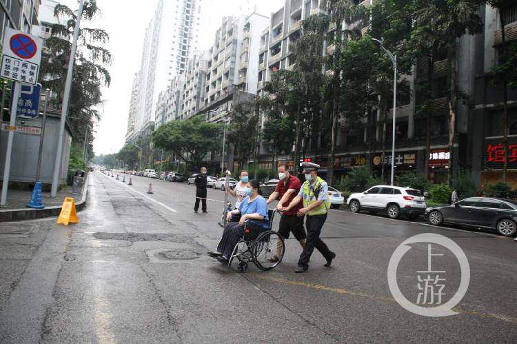 民警和保安护送轮椅考生进考场