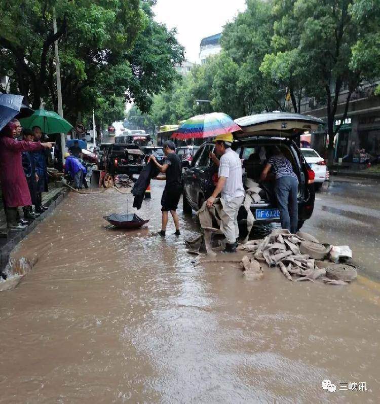 刚拍回来的！万州遭暴雨袭击！