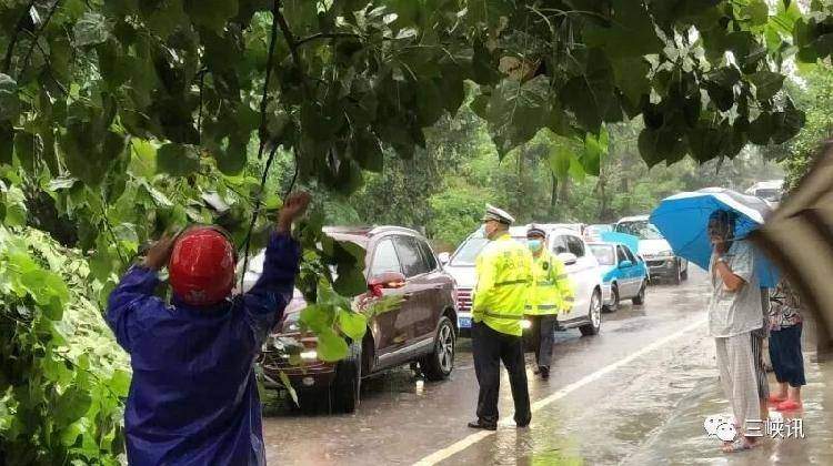 刚拍回来的！万州遭暴雨袭击！