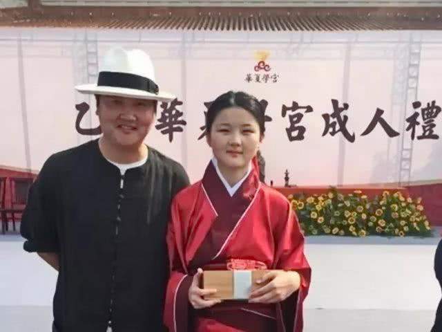 孙楠女儿就读的华夏学宫关门，别墅区杂草丛生，孙楠曾被曝住于此