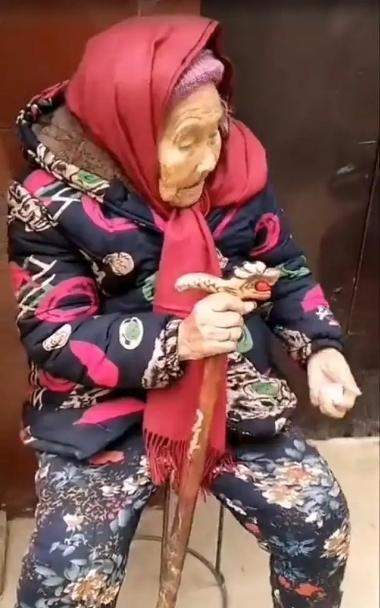 107岁妈妈给84岁女儿捎糖吃，比糖更甜的是，84岁还有母亲相伴