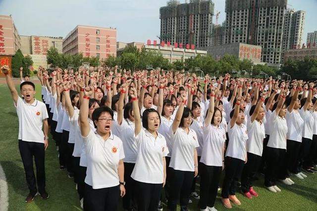 向梦想出发，高考倒计时30天衡水二中学生操场激情呐喊