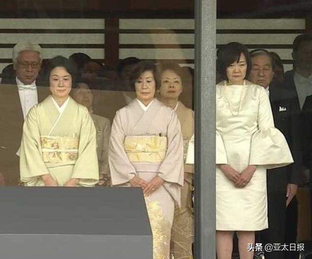 日本天皇即位大典，安倍夫人奇装异服上热搜