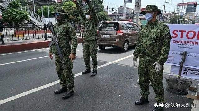 男子没戴口罩外出，被菲律宾警方当场击毙！