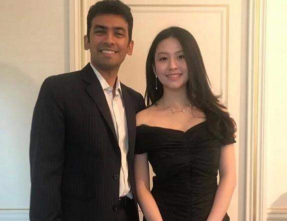 口是心非？邱淑贞女儿沈月晒拍写真，炫细白长腿却总说无意进圈