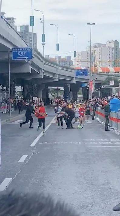 上海马拉松遭遇历史难见高温，一男子猝倒，送医未治离世