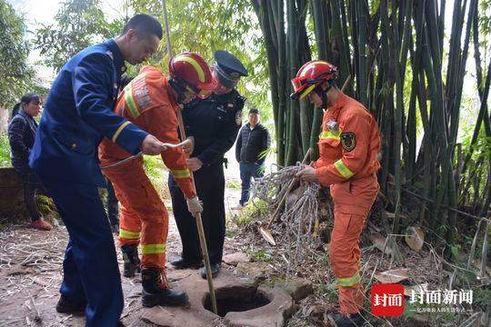 86岁老人失足坠入深井 消防冒险下井15分钟将老人救出