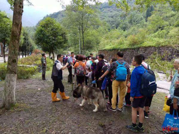 特警徒步3小时山路救灾 西岭雪山滞留群众举国旗迎接救援