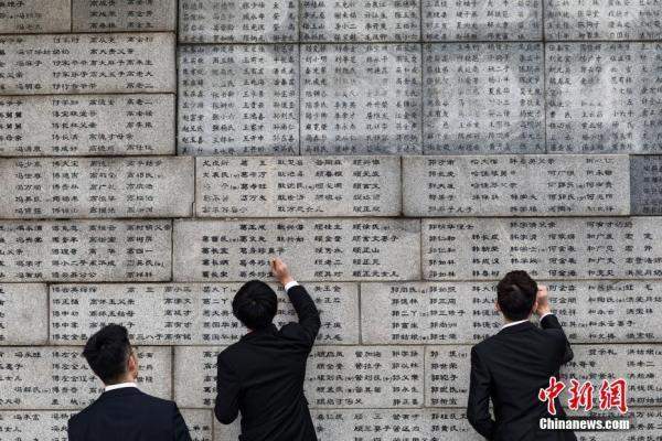 南京大学生为大屠杀遇难者名字“描新”寄哀思「组图」