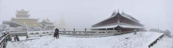 下！雪！啦！峨眉山迎来今冬第一场雪，厚度达10cm