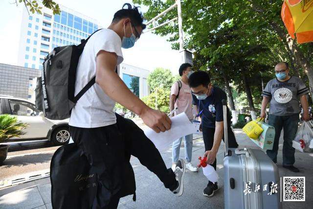 今天，武汉首批大学生返校