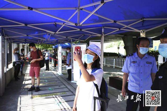 今天，武汉首批大学生返校