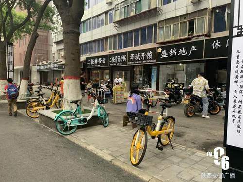 西安一街道多家店铺门头统一变成黑白色，市民：有点瘆人